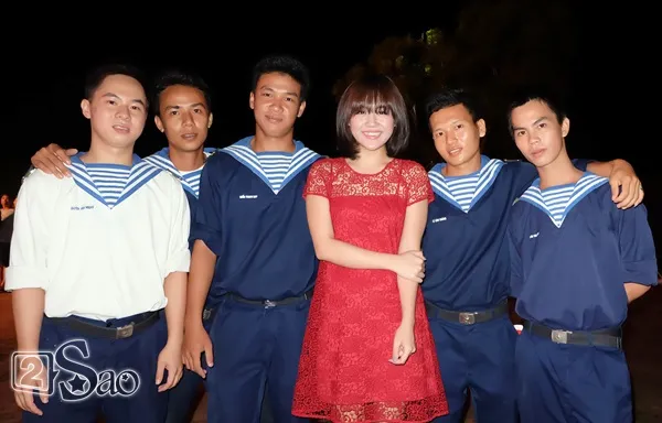 Mỹ Tâm, Văn Mai Hương ra tận đảo hát cổ vũ các chiến sĩ Hải quân ảnh 5
