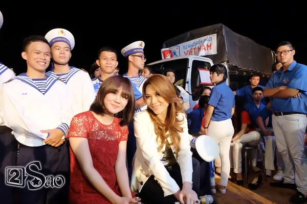 Mỹ Tâm, Văn Mai Hương ra tận đảo hát cổ vũ các chiến sĩ Hải quân ảnh 9