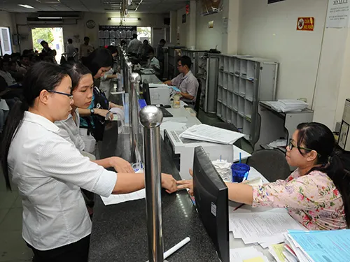 Mở đường cho doanh nghiệp... “chết” ảnh 1 Người dân, doanh nghiệp đến làm thủ tục tại Sở Kế hoạch và Đầu tư TP HCM Ảnh: Hồng Thúy