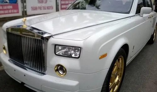 Dát vàng, ăn vàng: Đại gia Việt cầu an thân, sống thọ ảnh 3 Rolls-Royce Phantom mạ vàng của đại gia Thái Nguyên