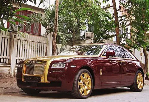 Dát vàng, ăn vàng: Đại gia Việt cầu an thân, sống thọ ảnh 4 Siêu xe Ghost vàng của người đứng đầu đơn vị phân phối Rolls-Royce tại VN.