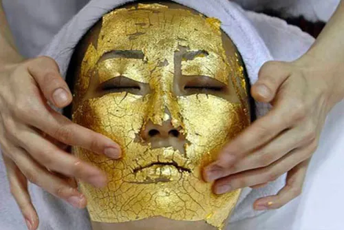 Dát vàng, ăn vàng: Đại gia Việt cầu an thân, sống thọ ảnh 5 Dịch vụ đắp mặt nạ bằng vàng lá từng gây sốt dư luận.