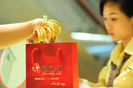 Giá vàng đang giảm nhẹ.