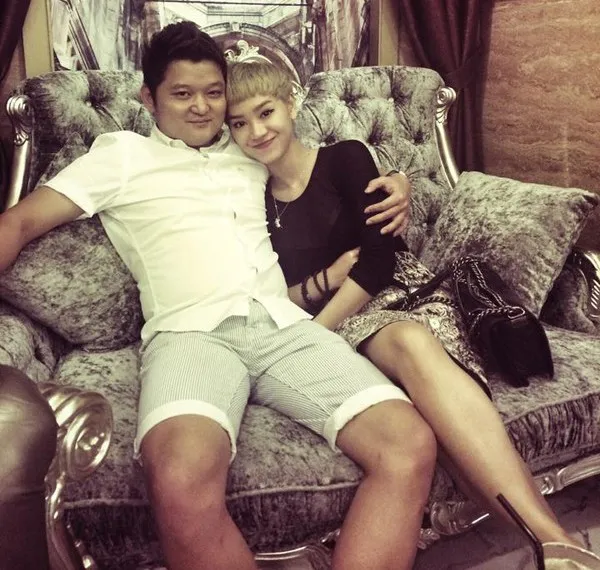 Mới công khai bạn trai vào tháng 2 đầu năm nay, ca sĩ Trà My Idol quyết định theo chàng về dinh sau một thời gian dài yêu nhau. Vào ngày 15/6 tới, cựu giai nhân của Hà Dũng sẽ lên xe hoa tại khách sạn 5 sao Intercontinental Asiana Sài Gòn với sự chứng kiến của hơn 1000 khách mời. 