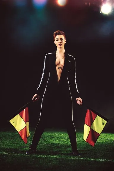 Hòa mình vào không khí sôi động và cuồng nhiệt của World Cup, tạp chí dành cho phái nam Playboy vừa tung ra loạt ảnh không thể nóng hơn của các chân dài bốc lửa. Trong bộ áo đấu của các đội tuyển quốc gia, dàn mỹ nhân Playboy thiêu đốt đấng mày râu yêu bóng đá bằng những đường cong gợi cảm. Nhập mô tả cho ảnh