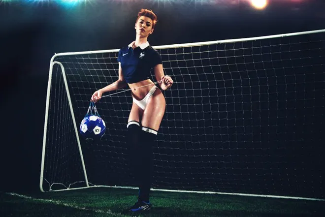 Người đẹp cổ vũ cho đội tuyển Pháp. Nhập mô tả cho ảnh