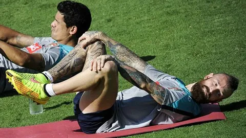 Thân hình của Raul Meireles còn khá ít 