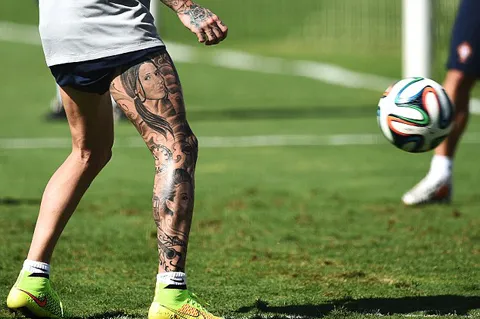 "Dị nhân" Raul Meireles xăm kín chân phải hình cực độc ảnh 4