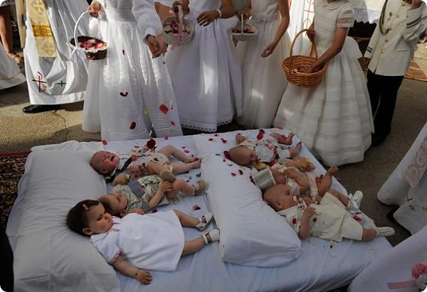 Lễ hội nhảy qua trẻ sơ sinh để trừ tà ảnh 8