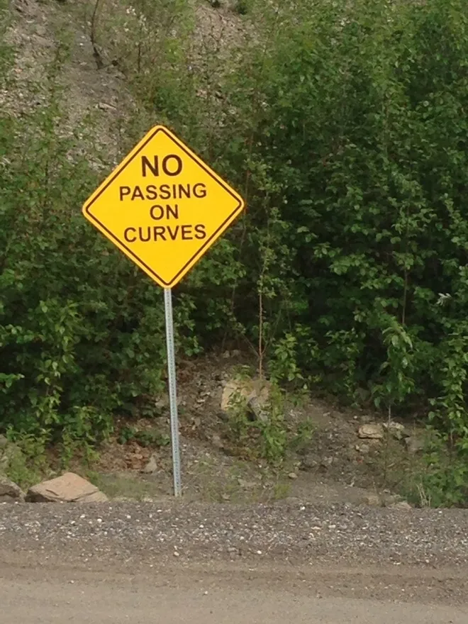 Những biển báo có một không hai trên cung đường Alaska ảnh 8