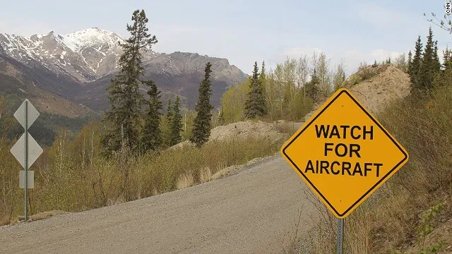 Những biển báo có một không hai trên cung đường Alaska ảnh 5