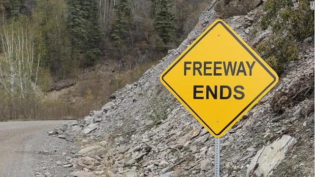 Những biển báo có một không hai trên cung đường Alaska ảnh 6