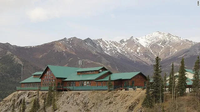 Những biển báo có một không hai trên cung đường Alaska ảnh 10