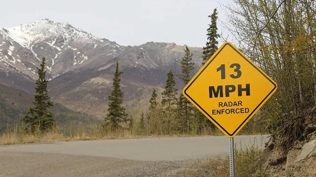 Những biển báo có một không hai trên cung đường Alaska ảnh 7