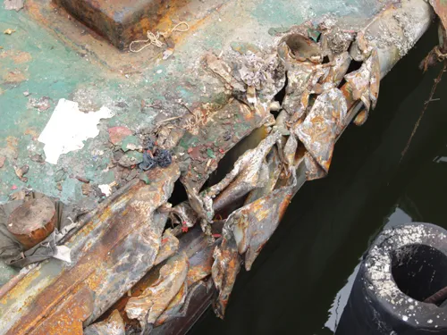 Các đoạn lan can hư hỏng Tàu KN 951 bị đâm thủng phía mạn trái Kiểm ngư viên dùng giẻ nhét vào các vết thủng để ngăn nước vào Đoạn lan can tàu KN 951 bị đâm gãy Chỉ cần tàu Tân Hải 285 đâm sâu thêm một gang tay trúng các bình C02 thì tàu KN 951 sẽ phát nổ 8 bình C02 tàu KN 951 suýt nổ tung Mạn trái và thuyền cứu sinh tàu KN 951 bị đâm thủng tàu kiểm ngư 951 - ảnh nguyễn tú