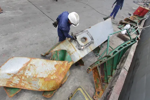 Các đoạn lan can hư hỏng Tàu KN 951 bị đâm thủng phía mạn trái Kiểm ngư viên dùng giẻ nhét vào các vết thủng để ngăn nước vào Đoạn lan can tàu KN 951 bị đâm gãy Chỉ cần tàu Tân Hải 285 đâm sâu thêm một gang tay trúng các bình C02 thì tàu KN 951 sẽ phát nổ 8 bình C02 tàu KN 951 suýt nổ tung Mạn trái và thuyền cứu sinh tàu KN 951 bị đâm thủng tàu kiểm ngư 951 - ảnh nguyễn tú