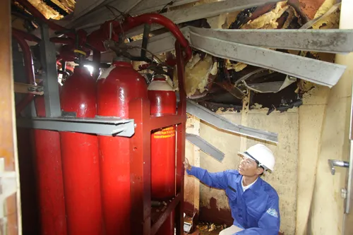 Các đoạn lan can hư hỏng Tàu KN 951 bị đâm thủng phía mạn trái Kiểm ngư viên dùng giẻ nhét vào các vết thủng để ngăn nước vào Đoạn lan can tàu KN 951 bị đâm gãy Chỉ cần tàu Tân Hải 285 đâm sâu thêm một gang tay trúng các bình C02 thì tàu KN 951 sẽ phát nổ 8 bình C02 tàu KN 951 suýt nổ tung Mạn trái và thuyền cứu sinh tàu KN 951 bị đâm thủng tàu kiểm ngư 951 - ảnh nguyễn tú