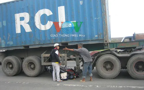Lọt vào gầm container, nam thanh niên thoát chết kỳ diệu ảnh 1