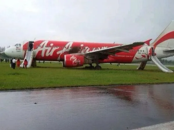 Máy bay AirAsia bị trượt ra khỏi đường băng. (Nguồn: thestar.com.my)