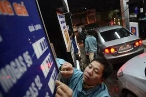 Xăng cõng 8.244 đồng thuế: Bình ổn hay bất bình thường?