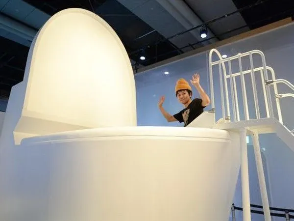 Triển lãm độc đáo về các loại toilet thông minh tại Nhật Bản ảnh 1 Khách <a href='https://plo.vn/du-lich/trong-nuoc/' title='tham quan'>tham quan</a> triển lãm. (Nguồn: samaa.tv)