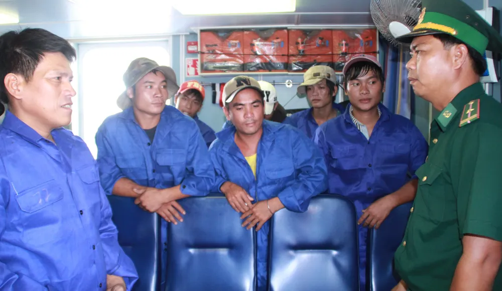 Tàu cá và bảy ngư dân gặp nạn đã thoát khỏi “móng vuốt” của Thần Sấm ảnh 1