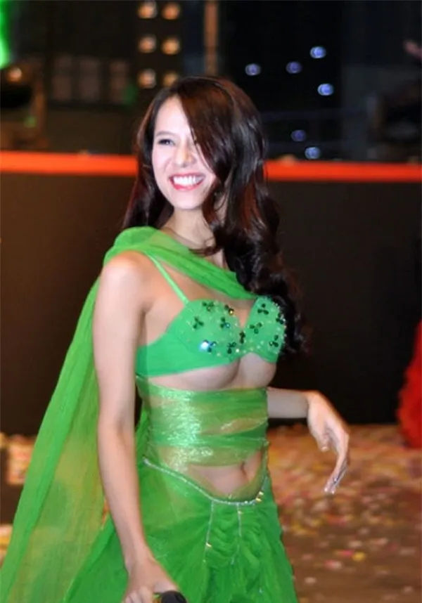Scandal 'để đời' vì trang phục của mỹ nhân Việt ảnh 7 Scandal 'để đời' vì trang phục của mỹ nhân Việt ảnh 7