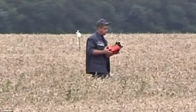 Lại xuất hiện đoạn băng Ukraine cáo buộc Nga giấu hộp đen MH17 ảnh 1 Lại xuất hiện đoạn băng Ukraine cáo buộc Nga giấu hộp đen MH17 ảnh 1