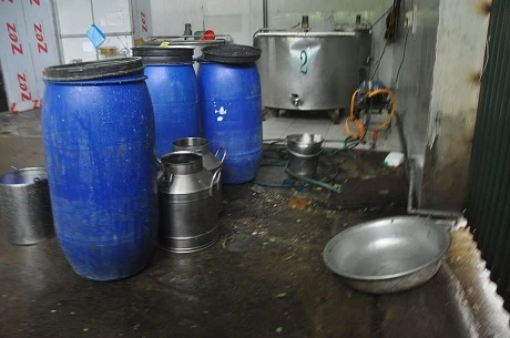 Hình ảnh mất vệ sinh bên trong khu sản xuất sữa tươi