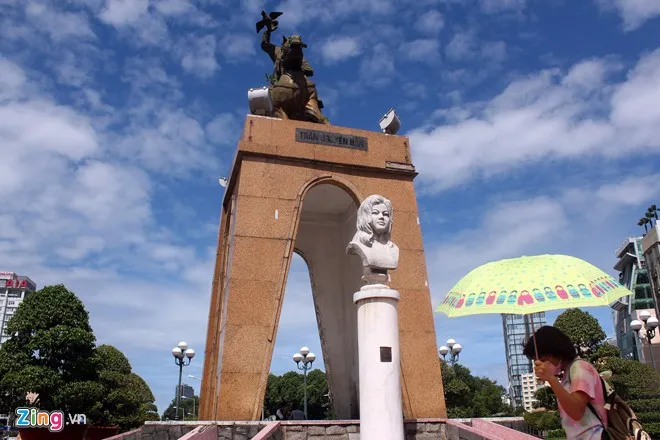 Người Sài Gòn tranh thủ chụp lại tượng đài trước giờ di dời