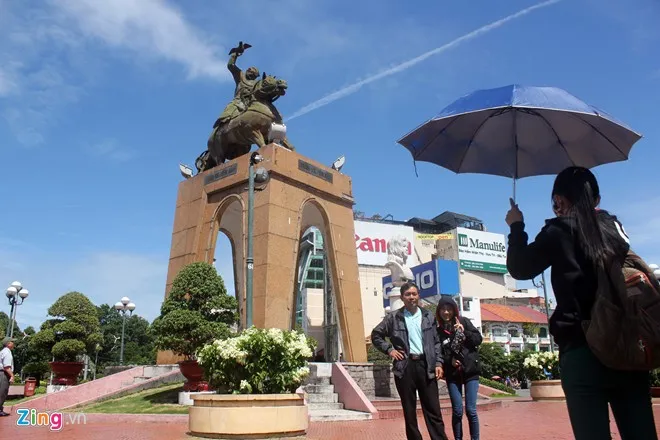 Người Sài Gòn tranh thủ chụp lại tượng đài trước giờ di dời