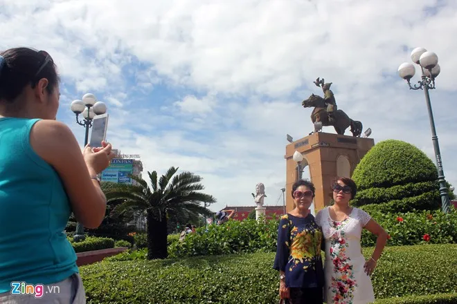 Người Sài Gòn tranh thủ chụp lại tượng đài trước giờ di dời