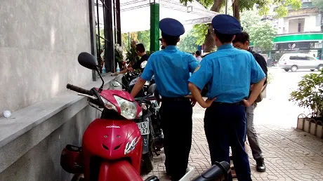 Lực lượng thanh tra kiểm tra đột xuất quán Starbucks trước giờ khai trương
