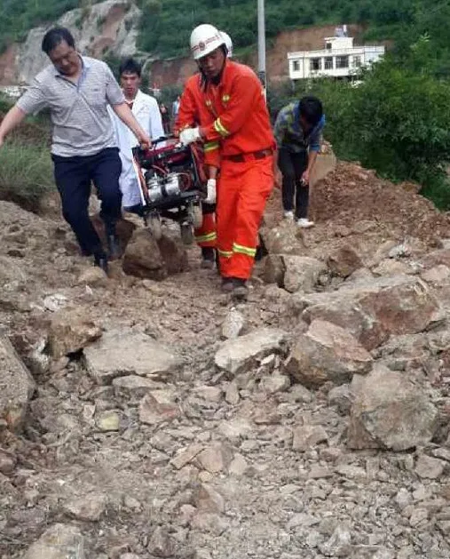 Cứu hộ Trung Quốc chạy đua với thời gian sau động đất ảnh 7