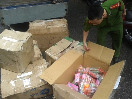 Lực lượng chức năng kiểm tra kho hàng giả&nbsp;