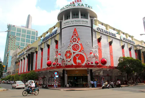 Thương xá Tax được trang hoàng rực rỡ mỗi dịp lễ, tết đã trở nên quen thuộc. Ảnh: Hữu Công. tax-3715-1408170198.jpg