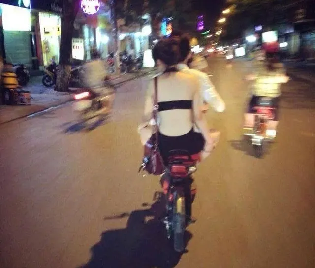 Thiếu nữ Việt ăn mặc phản cảm lên trang tin nước ngoài 