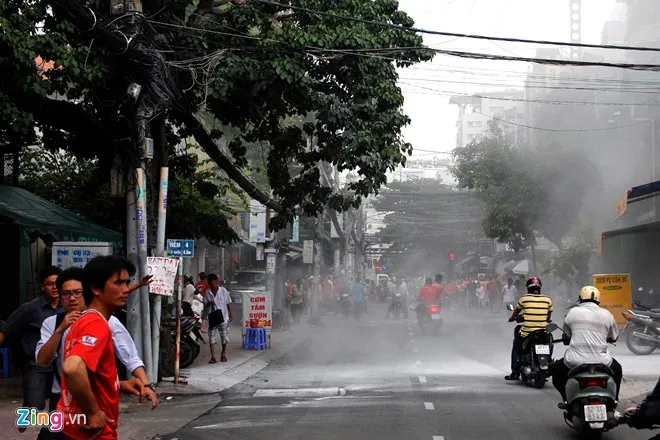 Vụ nổ xảy ra lúc 13h15 trên ngay trục đường lớn Phan Xích Long (phường 3, quận Phú Nhuận, gần ngã tư Phan Đăng Lưu)khiến nhiều người hoảng hốt bỏ chạy. Vụ nổ xảy ra lúc 1g15 trên ngay trục đường lớn nhiều người và phương tiện qua lại khiến nhiều người hoảng hốt bỏ chạy.