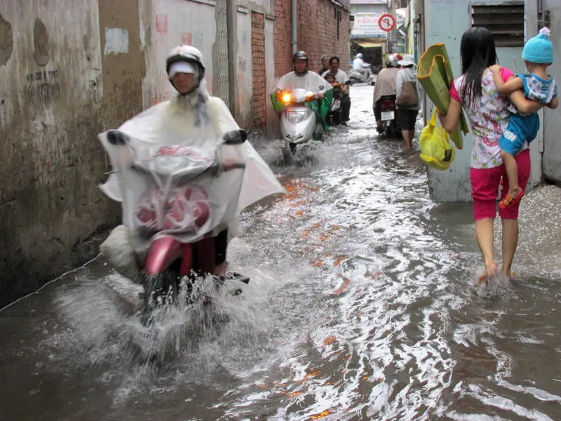 TP.HCM đang ca điệp khúc: mưa-ngập ảnh 6 TP.HCM đang ca điệp khúc: mưa-ngập ảnh 6