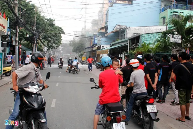 Chỉ 15 phút sau vụ nổ các lực lượng chức năng như công an khu vực, điện lực, cảnh sát giao thông đã có mặt và hỗ trợ xử lý. Chỉ 15 phút sau vụ nỗ các lực lượng chức năng như công an khu vực, điện lực, cảnh sát giao thông đã có mặt và hỗ trợ xử lý nhanh chóng kịp thời. Người bị nạn được đưa đi cấp cứu tại bệnh viện 175. BVuj việc đang được điều tra làm rõ.