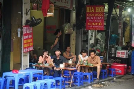 Thưởng thức quà sáng ở phố cổ Hà Nội chỉ... vài ngàn đồng ảnh 3 Nhiều người mua lượng xôi lớn tính bằng kg cho cả nhà nhưng với giá chỉ vài ba chục ngàn đồng.