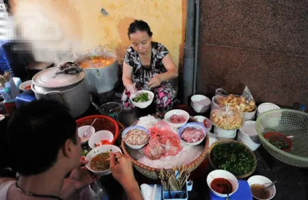 Thưởng thức quà sáng ở phố cổ Hà Nội chỉ... vài ngàn đồng ảnh 2 Nhiều người mua lượng xôi lớn tính bằng kg cho cả nhà nhưng với giá chỉ vài ba chục ngàn đồng.