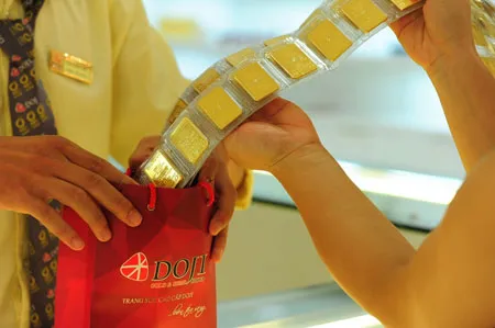 Giá vàng SJC hiện cao hơn giá vàng thế giới quy đổi 3,7 triệu đồng/lượng.