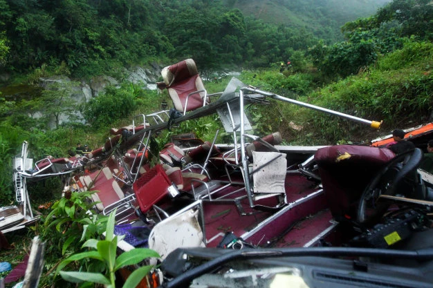 Chiếc xe bị mất nóc chỉ còn trơ lại những chiếc ghế xe - Ảnh: Nguyễn Khánh