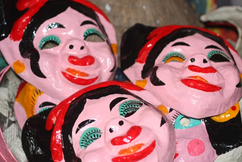 Sản phẩm khi đã hoàn thiện được rao bán cho các cửa hàng ở phố cổ Hà Nội