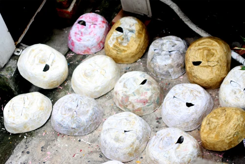 Vợ ông Hòa luôn là người đồng hành cùng ông trong mọi công đoạn sản xuất mặt nạ giấy