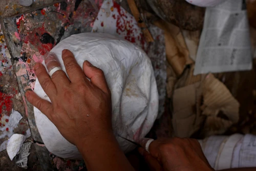 Vợ ông Hòa luôn là người đồng hành cùng ông trong mọi công đoạn sản xuất mặt nạ giấy