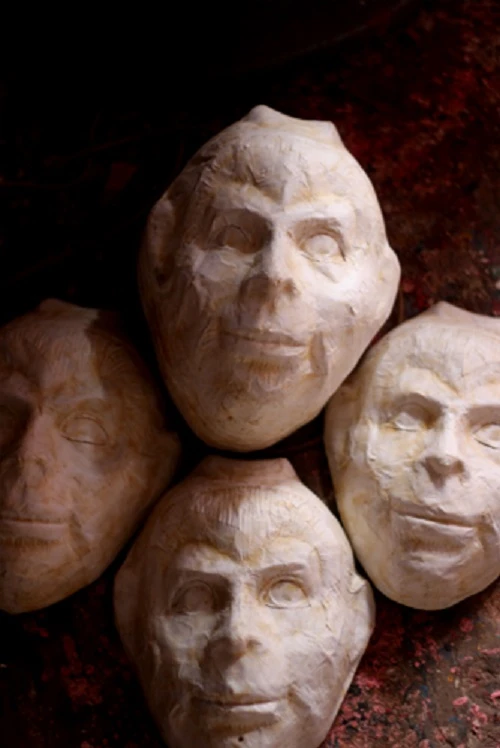 Vợ ông Hòa luôn là người đồng hành cùng ông trong mọi công đoạn sản xuất mặt nạ giấy