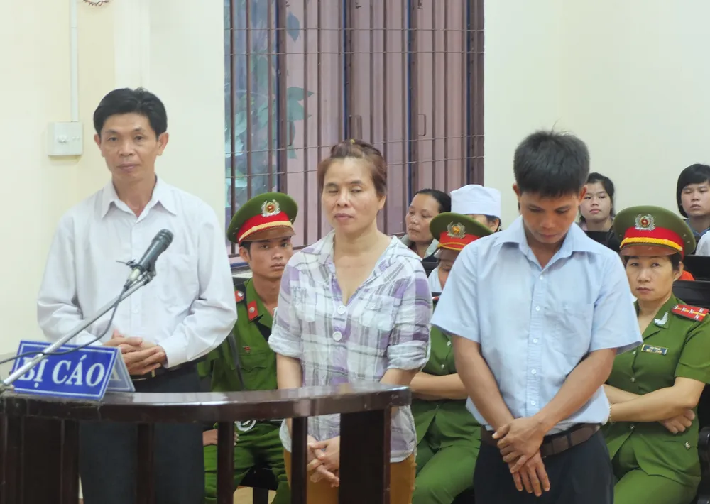 Vụ 'hắt ly bia bị truy tố': Bắt giam hai đồng phạm ảnh 1 Vụ 'hắt ly bia bị truy tố': Bắt giam hai đồng phạm ảnh 1