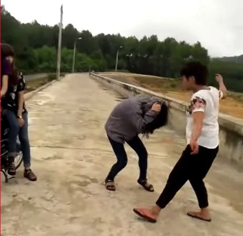 Một nữ sinh bị đánh ghen rồi tung clip lên mạng ảnh 1